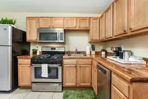 Pet Friendly + Great Location + Steps to AGH - Image 3