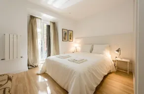 REINA SOFIA GREAT LOCATION, AIR, 3 BEDROOMS 2 BATHROOMS - Image 2