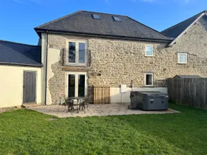 Hele Manor Barn, hot tub, large garden for dogs - Image 4