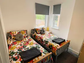 Modern, renovated 3 bed home near railway station - Image 5