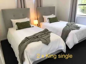 300 Mtrs To Town Centre - Modern 3 bedroom Home - Image 2
