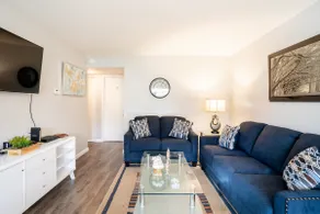 Luxury stay near Oakridge Mall for vacation/work - Image 4
