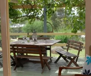 Twisted Gum Vineyard Cottage - Image 3