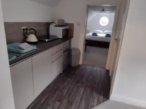 Self Contained Apartment with en-suite - Image 4