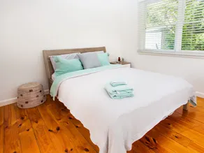 Cute coastal cottage. Two min drive to beach - Image 4