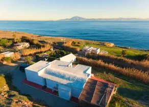 Beach Front Villa Amazing Views - Image 2