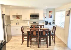 Entire Semi-Detached Kirkland Townhome - Image 2