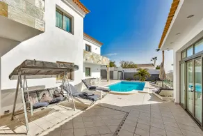 Superior Villa with Big Pool and Ocean View - Image 4