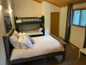 Cozy 2-bedroom cabin in the woods - Image 5