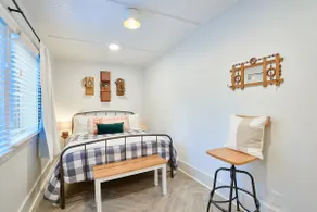 Cozy Bungalow Blocks from Downtown + Soaking Tub - Image 5