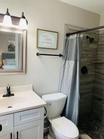 Cheerful 3 Bedroom Home on Wooded Acre - Image 3