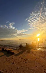Walk to Wildemere Beach/ Pet Friendly Coastal stay - Image 3
