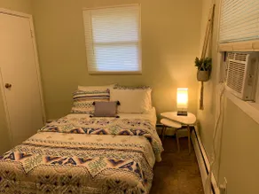 Modern 2-Bedroom Apt near Downtown & Highway - Image 5