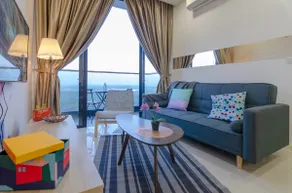 3BR D'Pristine Suite, Stunning Views & Near LEGOLAND - Image 3