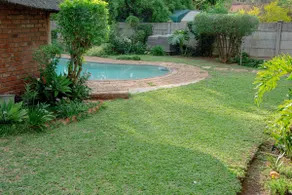 Spacious 2-bedroom guesthouse in Flora Park - Image 5