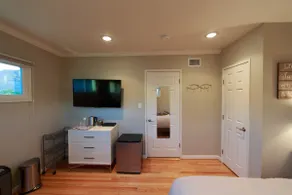 Clean & Cozy w/ Private Entrance for 1-2 Guests - Image 5