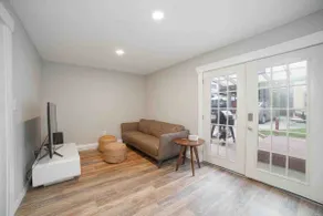 Beautiful Newly Renovated Home Near Hospital - Image 4