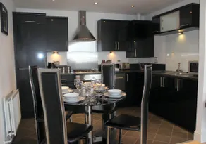 4 Guest-Central-2 Bedroom- Private Parking Flat - Image 5