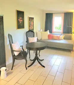 Romantic Pet-Friendly Tiny House 10 mins from TC. - Image 3