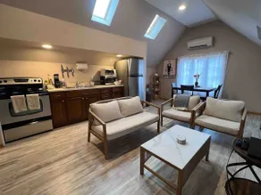 Modern & private 1-bdrm apartment w/ free parking - Image 3