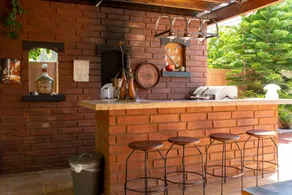 Charming Poolside Guest House - Image 5