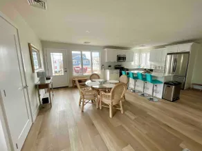Bright 3 BR huge private deck 1.5 blocks to beach - Image 2