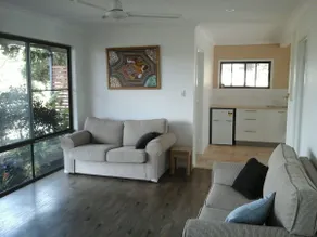 Stylish 2brm Apt, B'fast Inc, Close to Fraser Is. - Image 3