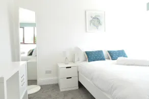 The Osprey - Comfortable 3-Bedroom Stay for Business or Leisure - Image 2