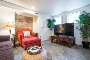 Private Centrally located Eng Bsmt - Image 5