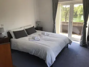 Large lakeside Costwolds stone house with Hot tub - Image 3