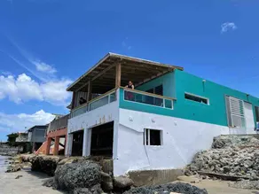 House in front of Puerto Nuevo Beach, PR - Image 3