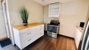 Luxury 1Bed/Sofa bed Suite - Close to airport! - Image 3
