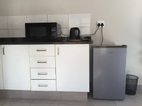 Modern bachelor flatlet in Dan Pienaar -king - Image 5