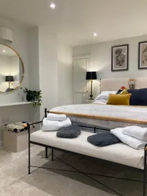 Luxurious Residence with free parking - Image 2