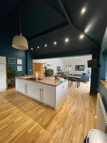 Contemporary Open Plan Beach House Sleeps 8 + cot - Image 3