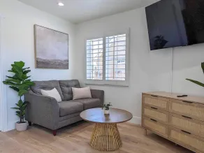 Central Studio | Modern Touches & Natural Light - Image 4