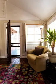 Rustic Brown Bungalow - DOG FRIENDLY! - Image 3
