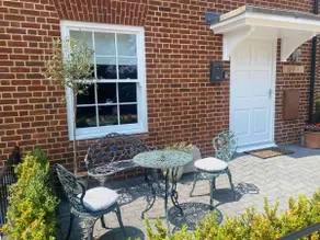 Perfect base to explore the South Coast - Image 4