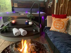 Angie's Good vibes Only. has shared hot tub access - Image 2