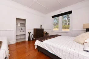 The Parsons Vineyard Retreat - get amongst the vineyards in a historic home - Image 3