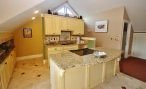 Luxurious Mountain Guest Suite Apartment - Image 4