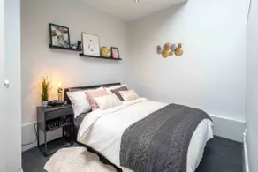 Cosy Apartment in London with Jacuzzi - Image 3