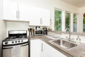 Central/East Maple Ave. Guest House - Image 4