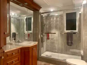 Spacious 3BR Apt w/ Free Parking 7 min to Ottawa - Image 3