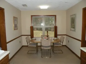 3 bedroom 2200 Sq Ft home in quite well lit cove - Image 2
