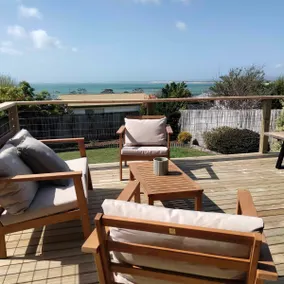 Lade Back-ocean views, close to beach, relaxing. - Image 2