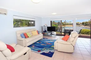 Comfortable Two Bedroom Apartment on canal - Image 3