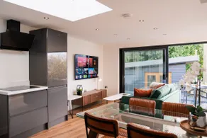 Luxury Apartment nr Broadway with Private Parking! - Image 3