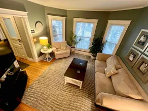 Spacious 2 Bedroom in Vintage 1910 Southeast Home - Image 2