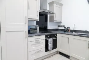 16 Queen Deluxe 2 bedroom apartment w parking - Image 5